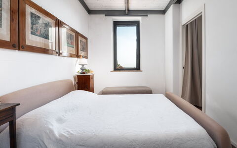 Podere Torre delle Sorgenti 4: Bett, Schlafzimmer, Bedding, Interior Design, Wand, Bettdecke, Möbel, Flooring, Fussboden, Holz