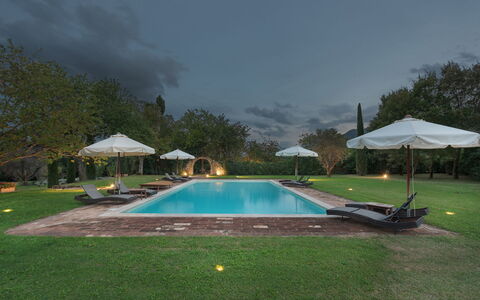 San Francesco 12: Schwimmbad, Garten, Gartenmöbel, Resort, Rasen, Estate, Freizeit, Landscaping, Hazienda, Schatten