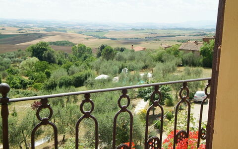 Villa Angelini 14+7: Balkon, Blumentopf, Zimmerpflanze, Gartenmöbel, Stuhl, Zaun, Hinterhof