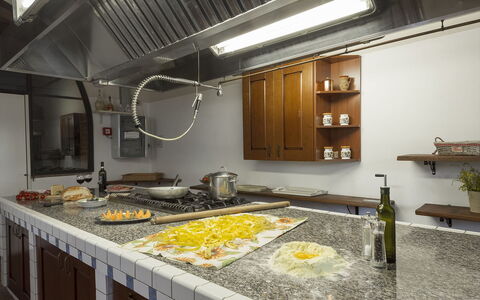 Villa Angelini 14+7: Küche, Countertop, Interior Design, Beleuchtung, Flooring, Decke, Light Fixture, Zimmer, Cabinetry, Herd