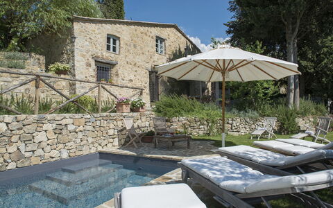 Villa delle Upupe 8: Gartenmöbel, Schwimmbad, Flagstone, Sonnenliege, Water Feature, Hinterhof, Stuhl, Terrasse, Villa, Läge