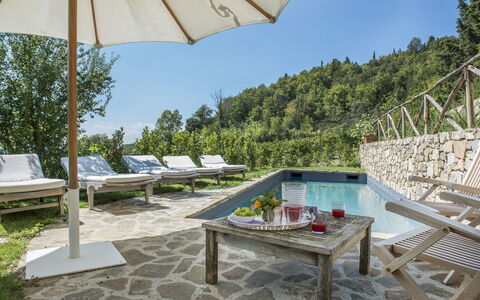 Villa delle Upupe 8: Gartenmöbel, Resort, Schwimmbad, Eco Hotel, Flagstone, Sonnenliege, Garten, Stuhl, Landscaping, Regenschirm