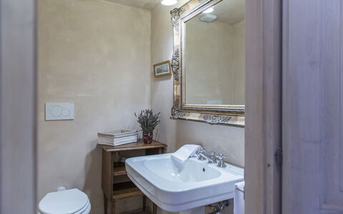 Villa delle Upupe 8: Bad Sink, Armatur, Badezimmer, Sinken, Interior Design, Spiegel, Zapfhahn, Flooring, Installation, Fussboden