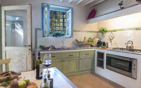 Villa delle Upupe 8: Küche, Interior Design, Möbel, Flooring, Countertop, Küchengerät, Zuhause, Cabinetry, Major Appliance, Beleuchtung
