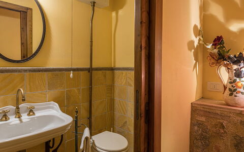 Villa Il Foramasso 10+2: Bad Sink, Interior Design, Wand, Armatur, Badezimmer, Flooring, Sinken, Spiegel, Fussboden, Zapfhahn