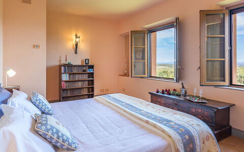 Villa Il Foramasso 10+2: Wand, Schlafzimmer, Bett, Bettdecke, Möbel, Zimmer, Zuhause, Fussboden, Bettrahmen, Bedding