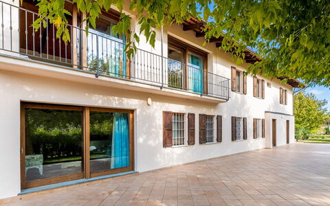 Cascina la Valle 10+2: Wohngebiet, Die Architektur, Zuhause, Verbundwerkstoff, Tür, Balkon, Estate, Schatten, Veranda, Villa