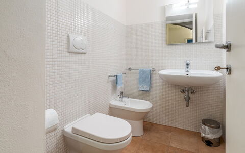Cascina la Valle 10+2: Toilleten Sitz, Badezimmer, Flooring, Armatur, Toilette, Wand, Fussboden, Interior Design, Bad Sink, Sinken