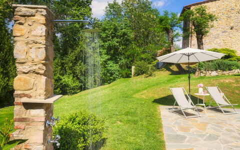 Ai Due Cuori 4: Strauch, Garten, Gartenmöbel, Landscaping, Schatten, Schwimmbad, Hinterhof, Garten, Rasen, Flagstone