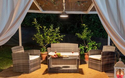 Ai Due Cuori 4: Möbel, Gartenmöbel, Tabelle, Interior Design, Stuhl, Blumentopf, Wicker, Tisch Im Freien, Schatten, Garten