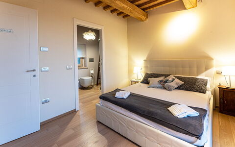 Amandula 6: Bett, Schlafzimmer, Interior Design, Bedding, Fussboden, Bettdecke, Zimmer, Möbel, Bettrahmen, Decke