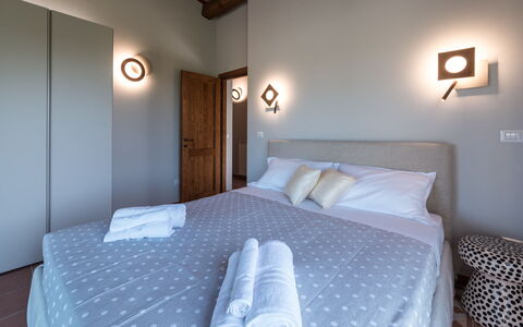 Borgo da Monte 8: Interior Design, Schlafzimmer, Decke, Fussboden, Flooring, Bett, Möbel, Beleuchtung, Bedding, Light Fixture
