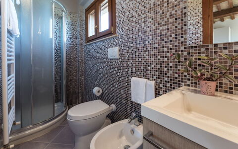 Borgo da Monte 8: Badezimmer, Armatur, Interior Design, Flooring, Wand, Fussboden, Sinken, Bad Sink, Zapfhahn, Toilette