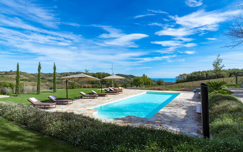 Borgo da Monte 8: Blau, Grundstueck, Landscaping, Garten, Walkway, Schwimmbad, Eco Hotel, Gartenmöbel, Plantage