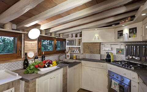 Borgo Paradiso 4+2: Küche, Holz, Interior Design, Countertop, Major Appliance, Möbel, Flooring, Decke, Zuhause, Küchengerät