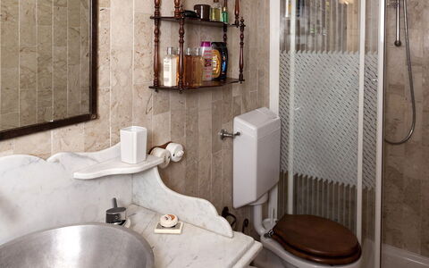 Borgo Paradiso 4+2: Bad Sink, Wand, Badezimmer, Armatur, Interior Design, Sinken, Zapfhahn, Spiegel, Installation, Fussboden