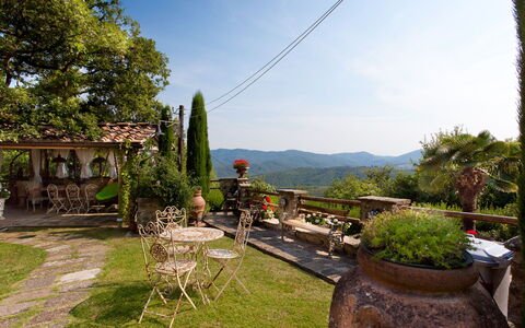 Borgo Paradiso 4+2: Hügel, Blumentopf, Bergstation, Gebirge, Garten, Senke, Landscaping, Zimmerpflanze, Hazienda, Balkon