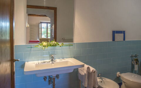 Bossoncina 8+1: Bad Sink, Armatur, Interior Design, Sinken, Flooring, Badezimmer, Zapfhahn, Fussboden, Installation, Beleuchtung