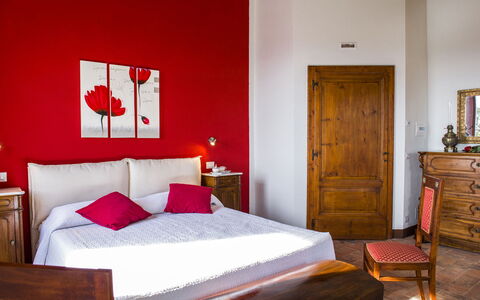Bossoncina 8+1: Möbel, Wand, Rot, Interior Design, Schlafzimmer, Flooring, Bett, Holz, Fussboden, Bettdecke