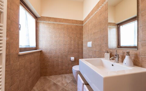 Casale Rosy 6+2: Badezimmer, Armatur, Flooring, Fussboden, Bad Sink, Sinken, Interior Design, Zapfhahn, Decke, Installation