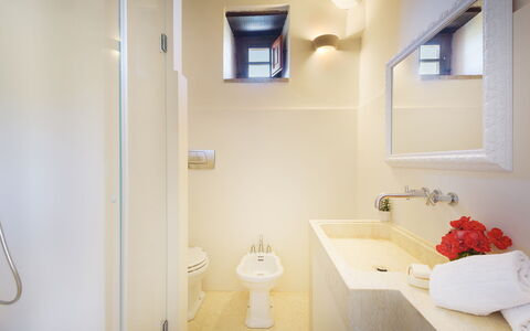 Ca Maggiore 10+2: Badezimmer, Bad Sink, Armatur, Wand, Flooring, Fussboden, Interior Design, Sinken, Zapfhahn, Toilette