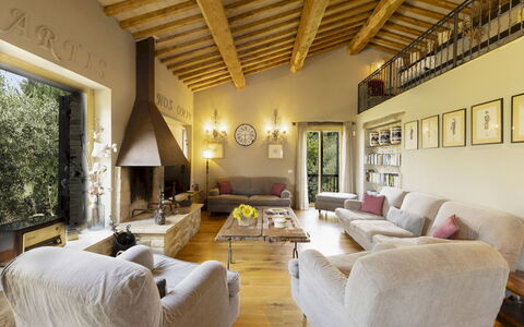 Casale delle Lavande 10: Möbel, Interior Design, Couch, Wand, Flooring, Zuhause, Wohnzimmer, Decke, Zimmer, Tabelle
