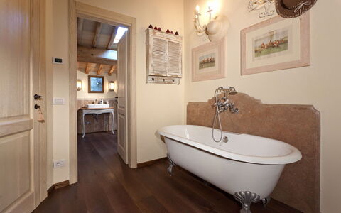 Casale delle Lavande 10: Interior Design, Flooring, Holz, Fussboden, Möbel, Armatur, Decke, Beleuchtung, Badezimmer, Zimmer