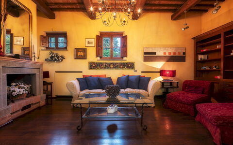 Casale dei Girasoli 14: Möbel, Interior Design, Flooring, Couch, Wohnzimmer, Holz, Fussboden, Stuhl, Zimmer, Tabelle