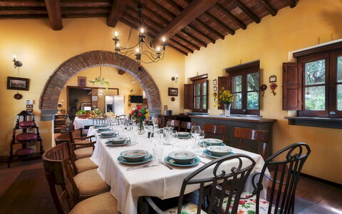Casale dei Girasoli 14: Möbel, Interior Design, Tabelle, Stuhl, Esszimmer, Decke, Küche & Esszimmer Tisch, Light Fixture, Beleuchtung, Zimmer