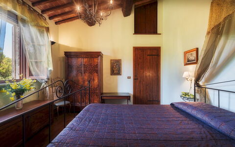 Casale dei Girasoli 14: Möbel, Bett, Linens, Zimmerpflanze, Bettrahmen, Schlafzimmer, Stuhl, Lampe, Bedding, Holzbeize