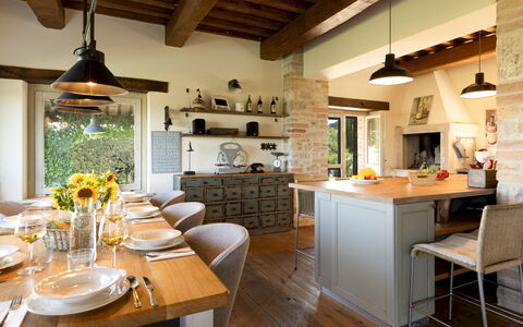 Casale dei Gelsomini 8: Möbel, Interior Design, Küche, Light Fixture, Stuhl, Holz, Flooring, Decke, Tabelle, Küche & Esszimmer Tisch