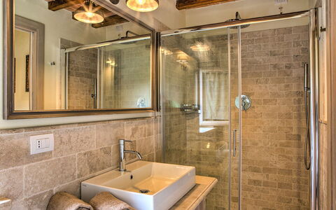 Casale dei Gelsomini 8: Armatur, Holz, Interior Design, Flooring, Badezimmer, Installation, Decke, Beleuchtung, Spiegel, Fussboden