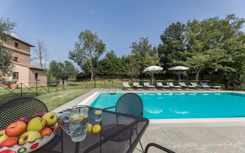 Casale Cinque Valli 8: Schwimmbad, Estate, Resort, Gartenmöbel, Hazienda, Landscaping, Hotel, Rasen, Villa, Park