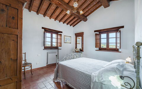 Casale Cinque Valli 8: Wand, Möbel, Zuhause, Schlafzimmer, Bett, Bettrahmen, Villa, Zimmerpflanze, Bauernhaus, Dachboden