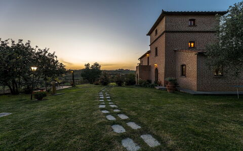Casale Cinque Valli 8: Landschaft, Zuhause, Estate, Rasen, Bauernhaus, Landscaping, Garten, Villa, Hinterhof, Villa