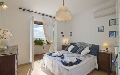 Casa Noemi 4+2: Möbel, Interior Design, Schlafzimmer, Fussboden, Textil, Linens, Flooring, Bett, Zimmer, Tabelle