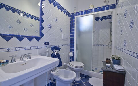 Casa Noemi 4+2: Blau, Flooring, Interior Design, Fussboden, Armatur, Badezimmer, Fliese, Zapfhahn, Decke, Zimmer