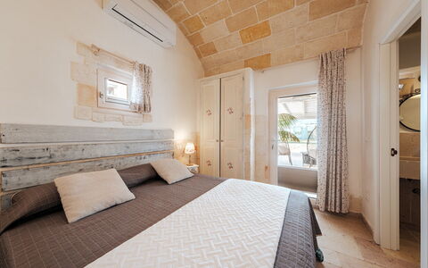 White Stone House 6+1: Schlafzimmer, Interior Design, Möbel, Fussboden, Zuhause, Bedding, Bett, Linens, Bettdecke, Bettrahmen