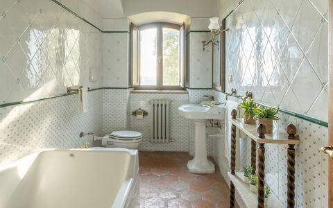 Vista del Lago 12: Interior Design, Armatur, Zapfhahn, Fliese, Installation, Badezimmer, Light Fixture, Sinken, Bad Sink, Zimmerpflanze