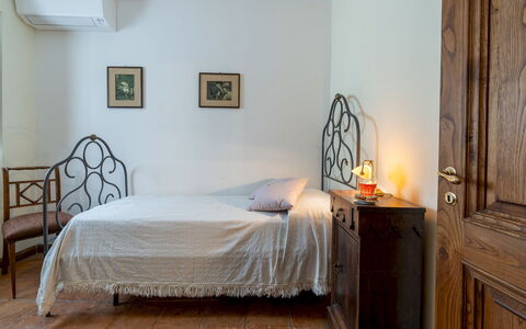 Vista del Lago 12: Möbel, Bett, Interior Design, Schlafzimmer, Wand, Flooring, Fussboden, Holz, Bettdecke, Bedding