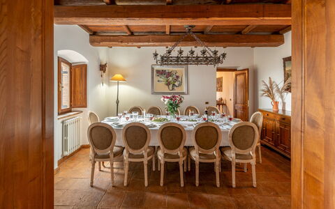 Vista del Lago 12: Möbel, Interior Design, Holz, Decke, Tabelle, Flooring, Zimmer, Esszimmer, Beleuchtung, Stuhl