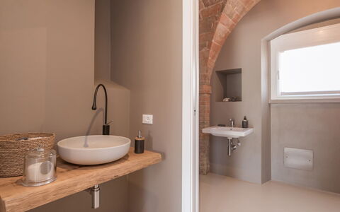 Dimora Montefiore 11: Wand, Armatur, Interior Design, Flooring, Braun, Fussboden, Decke, Installation, Zimmer, Badezimmer