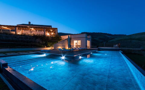 Dimora Montefiore 11: Blau, Schwimmbad, Verbundwerkstoff, Resort, Water Feature, Eco Hotel, Thermae, Ferienort, Villa, Dämmerung