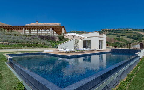 Dimora Montefiore 11: Schwimmbad, Gebirge, Estate, Water Feature, Villa, Grat, Bauernhaus