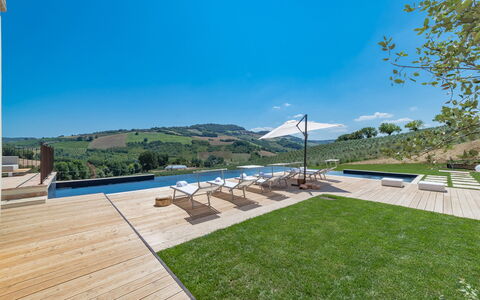 Dimora Montefiore 11: Hügel, Schwimmbad, Gebirge, Senke, Landscaping, Holzboden, Grat, Eco Hotel, Deck