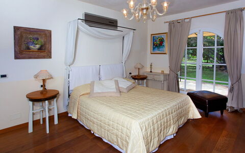 Virginia 8: Möbel, Interior Design, Bett, Schlafzimmer, Holz, Fussboden, Flooring, Zimmer, Textil, Beleuchtung
