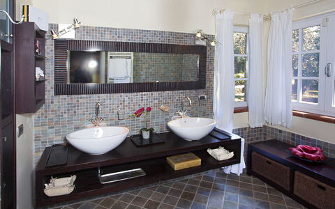 Virginia 8: Badezimmer, Interior Design, Bad Sink, Armatur, Wand, Sinken, Flooring, Countertop, Zapfhahn, Spiegel