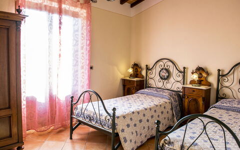 Vinciluna 4: Schlafzimmer, Möbel, Interior Design, Bett, Flooring, Bettdecke, Bedding, Fussboden, Bettrahmen, Linens