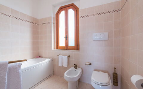Ripari di Giobbe 6+2: Flooring, Armatur, Badezimmer, Fussboden, Interior Design, Zapfhahn, Sinken, Installation, Bad Sink, Toilette