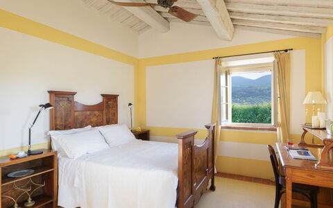 Podere Gragnano 12: Schlafzimmer, Bett, Interior Design, Möbel, Bettrahmen, Zuhause, Bedding, Zimmer, Bettdecke, Decke
